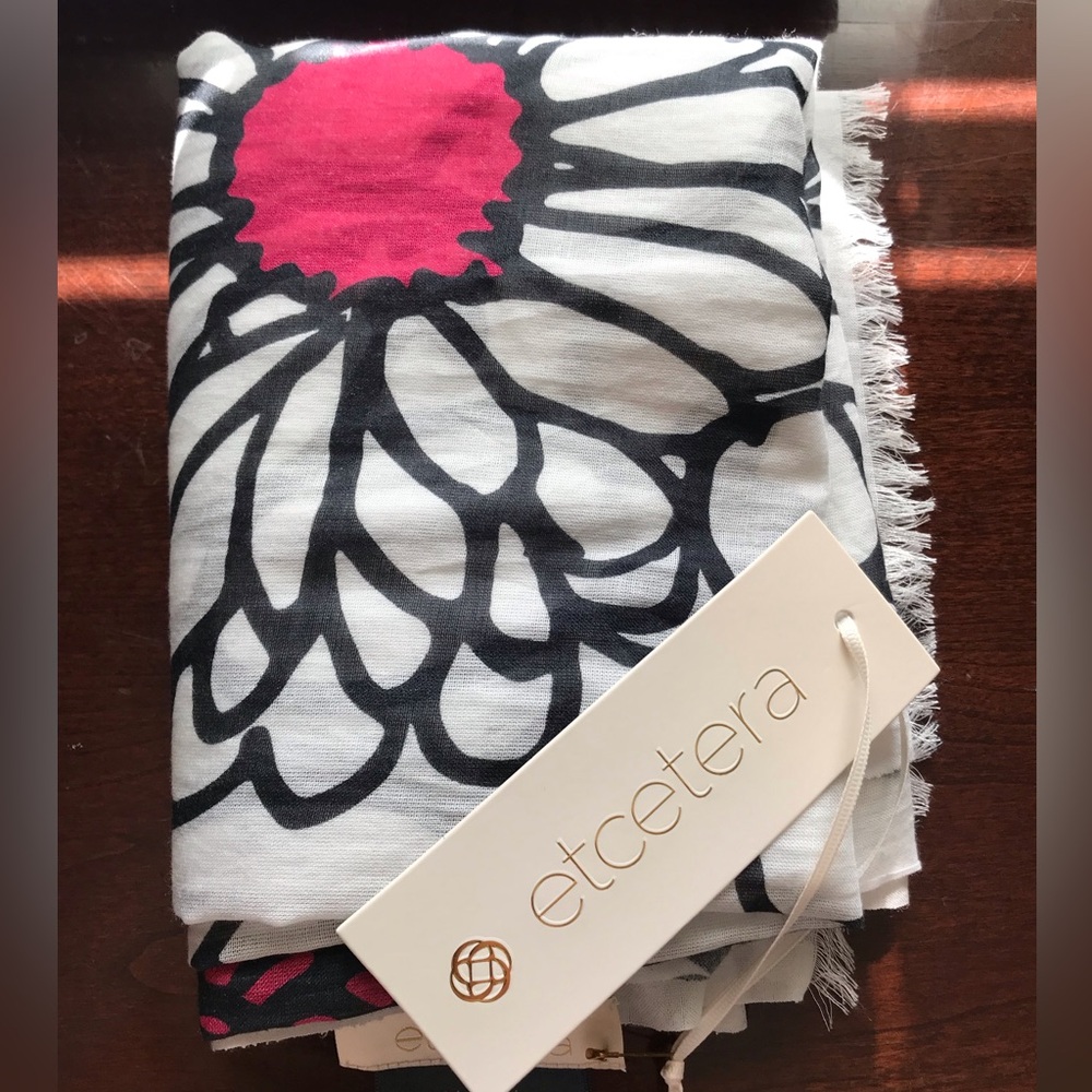 Etcetera Big Bold Daisy Scarf  NWT Perfect for Spring/Summer